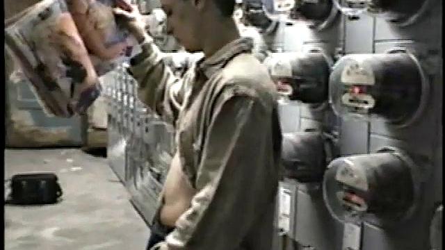 Марк яростно дрочит и мощно кончает на камеру