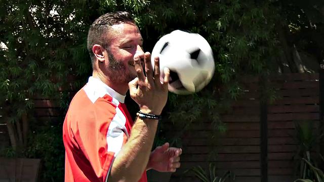 смотри, как высокая брюнетка трахается с футболистом и ловит сперму