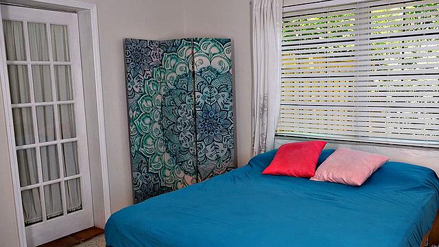 michele james дрочит в кровати и ласкает свою шикарную задницу вибратором