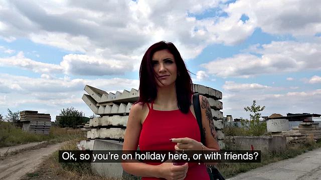 Рыжая с огромными сиськами засасывает на улице и заводится