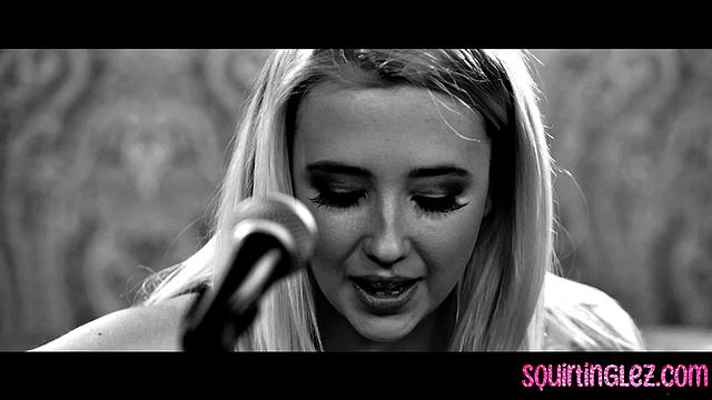 Stunning lesbos scissoring and squirting