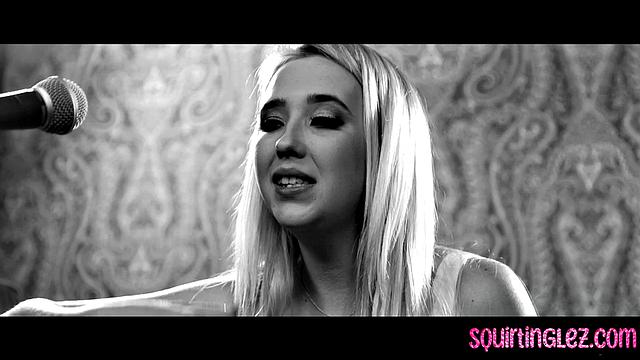 Stunning lesbos scissoring and squirting