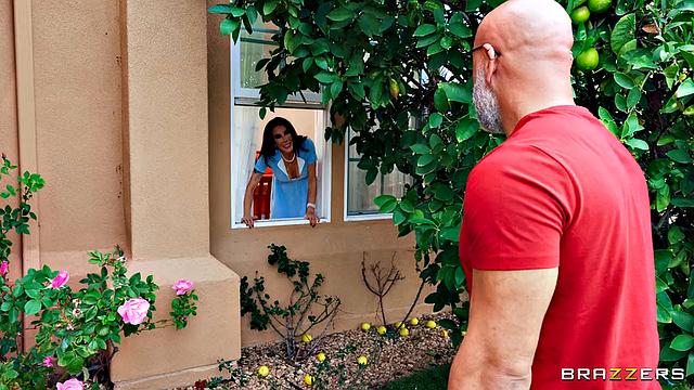 Ass-scaping Horny Housewife