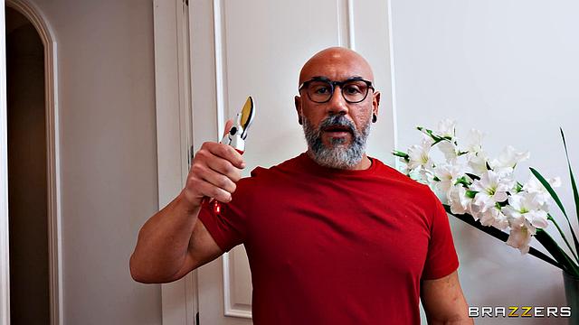 Ass-scaping Horny Housewife