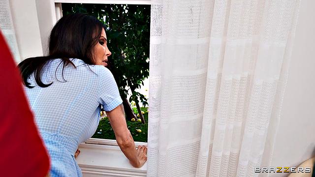 Ass-scaping Horny Housewife