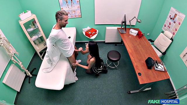 польская зрелая с большими сиськами скачет и глотает сперму в кабинете