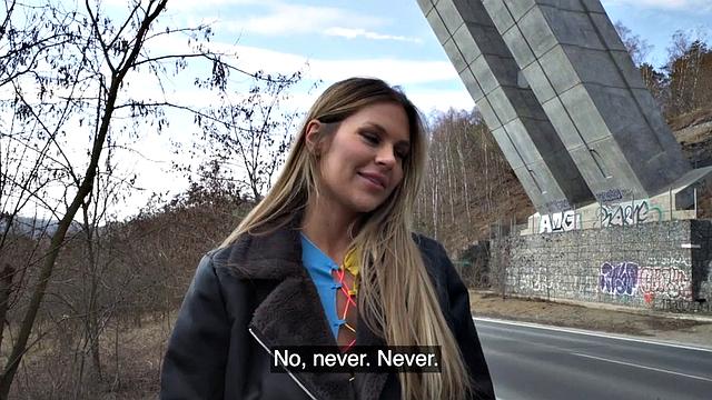 поймал сочную телку на улице, отсосала и дала в pov