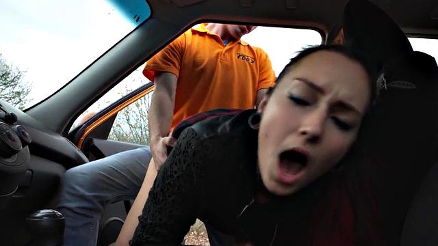 Alternative babe pussypounded outdoors in car