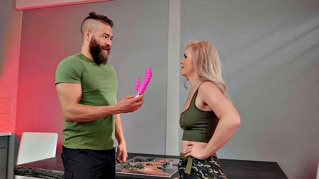 Татуированная блондинка глубоко сосет парню и получает жесткий анал