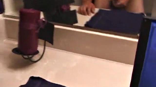 Маркус дрочит в сортире, пацаны, гигиена - это не про него