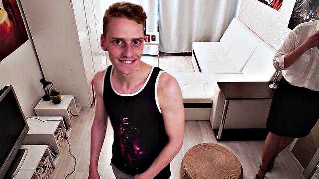 взрослая репетиторша не удержалась перед страстью с учеником