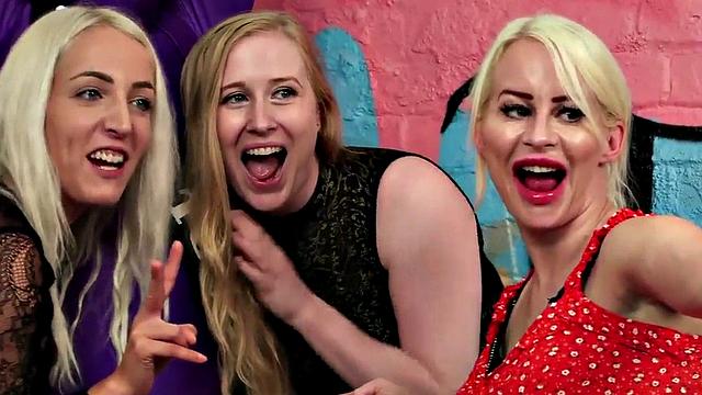 татуированная зрелая соблазняет парня в маске медленной дрочкой