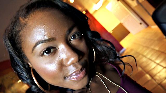 chanell heart глубоко насаживается и слизывает сперму со стола