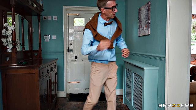 Гина решилась на групповуху с Дэнни и Коко после измены парня