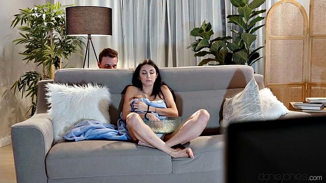 Victoria Nyx устраивает горячий хеллоуин: незнакомец жестко трахает её и кончает внутрь прямо на празднике страха!