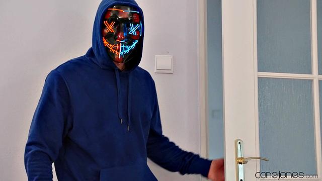 Victoria Nyx устраивает горячий хеллоуин: незнакомец жестко трахает её и кончает внутрь прямо на празднике страха!