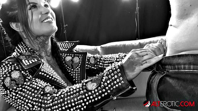Sabien Demonia & Mike Hell Recreate Their Award-Winning Gonzo Scene