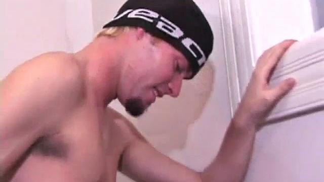 Сет решает, что Рики слишком прямой для этого минета, но всё равно продолжает дело с улыбкой.