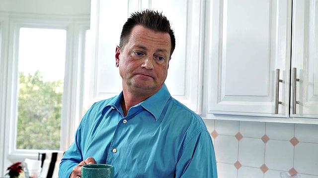 блондинка с тату дерёт парня на кухонном столе - макароны отдыхают