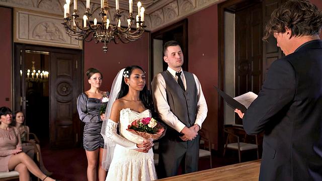 невеста в чулках жарко трахается с мужем сразу после свадьбы