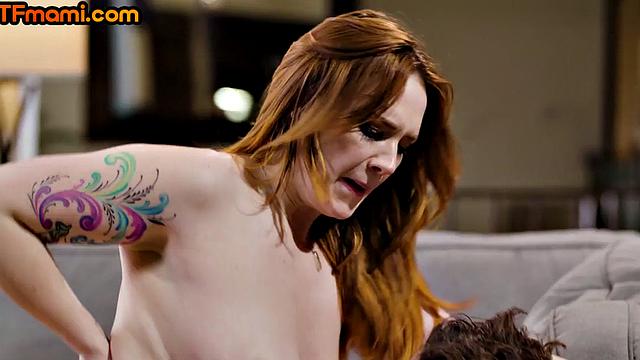 пышная рыжая мачеха скачет на пасынке после глубокого минета