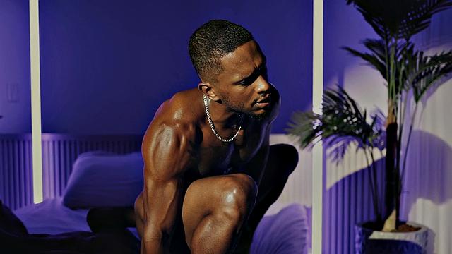 чёрный качок ловит голый член в заднице и кайфует