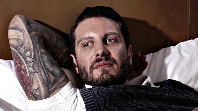 стройная малышка с маленькой грудью глубоко берет в рот и скачет сверху