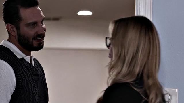 стройная малышка с маленькой грудью глубоко берет в рот и скачет сверху