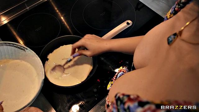 Юлия Де Люсия жарит парню яйца, а он трахает её прямо на кухне, пока не наполнит до краёв.