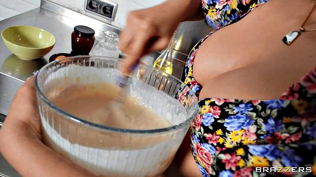 Юлия Де Люсия жарит парню яйца, а он трахает её прямо на кухне, пока не наполнит до краёв.