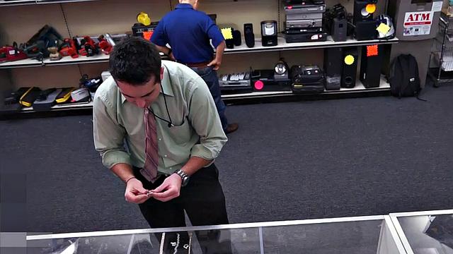 офисный гей устроил совещание по минету