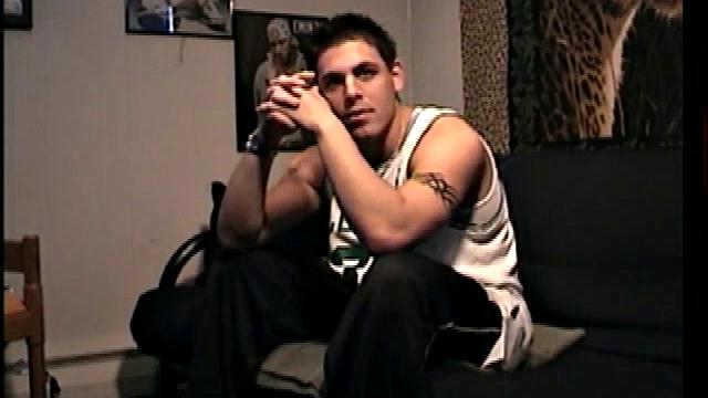 Смотри, как взрослый натурал дрочит свой большой член перед камерой