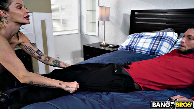 Джослин Джеймс застукала любителя подглядывать и теперь требует сперму внутрь, а Тайлера особо уговаривать не пришлось - зрелая пара веселится по полной.