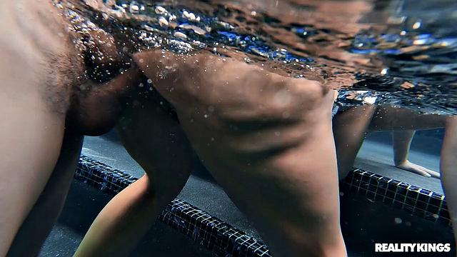 Ария Кай ловит Кармелу Клатч у бассейна и учит пользоваться вибратором, пока Джонни наблюдает и присоединяется к жаркому тройничку с двумя зрелыми красотками.