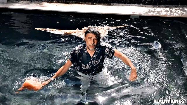 Nosy Neighbor, Hammock Shaker 2