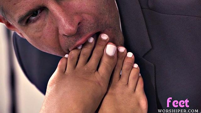 Ebony beauty gets foot licked by BF