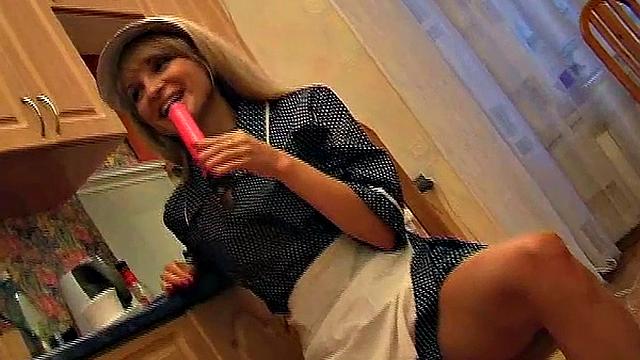 Алина трясет кухню своим огромным вибратором