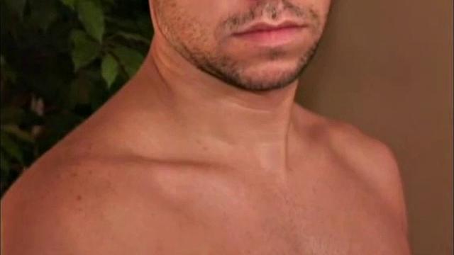 Джейсон дрочит по-взрослому и заливает всё спермой