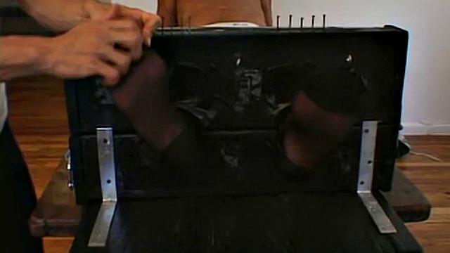 Парень думал, что в носках он в безопасности, пока друг не доказал, что щекотливые ноги - легкая добыча