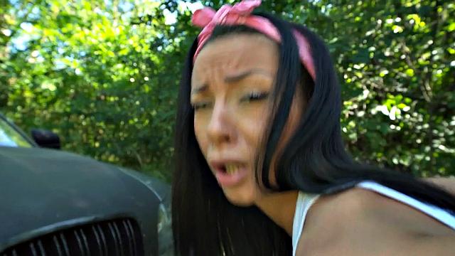 стройная малышка трахается в машине за деньги pov