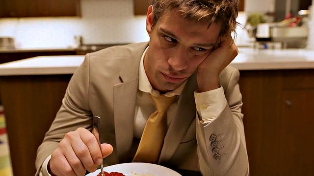 накачанный терапевт раздвигает извращённого клиента игрушками и хуем