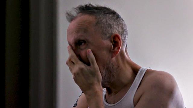 накачанный терапевт раздвигает извращённого клиента игрушками и хуем