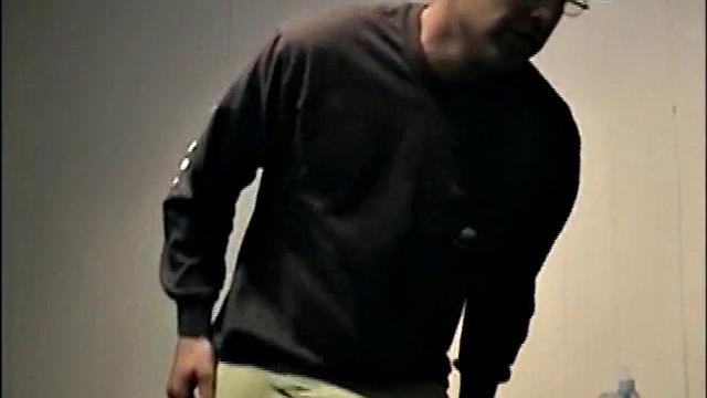 Зрелый гей Зак жестко трахает в рот и выдает мощный финиш на лицо партнёру.