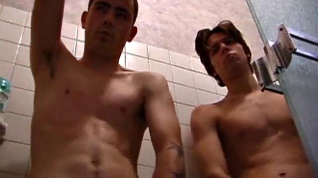 Дэн и Джейден не удерживаются в душе после катки на скейте