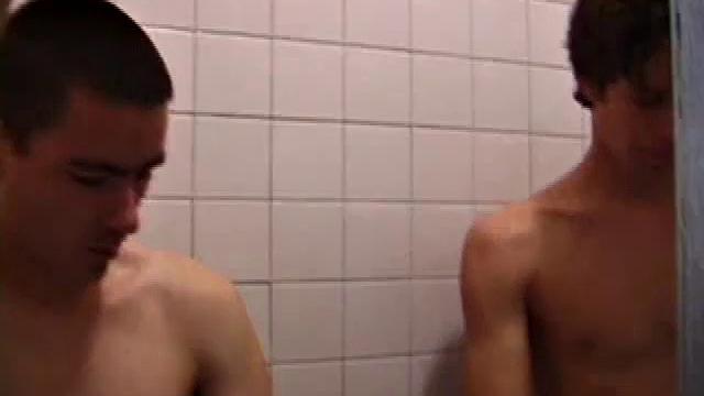 Дэн и Джейден не удерживаются в душе после катки на скейте