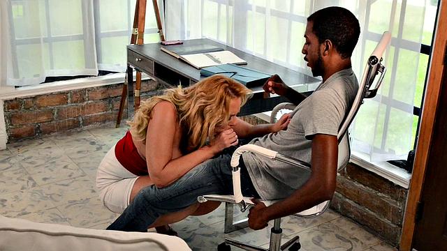 Dirty-Talking, Anal-Loving, Bbc-Throating Penelope Gets Wild