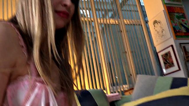 стройная в чулках - две руки, два занятия, а удовольствие одно