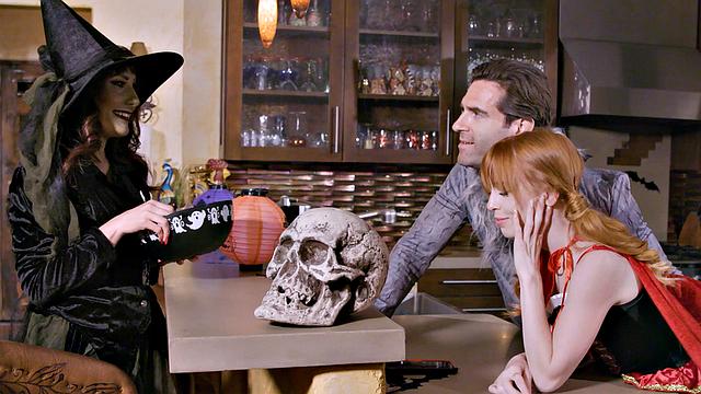 Молодые изменяют парням с отчимами и друзьями