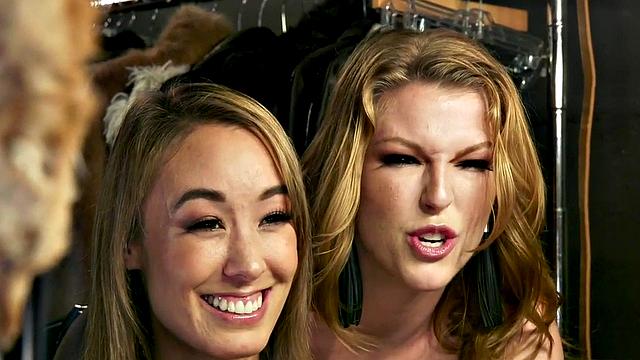 Kinky blonde dominatrixes face-sit & strap-on-fucking in wild threesome