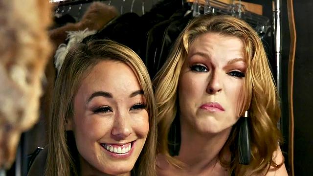 Kinky blonde dominatrixes face-sit & strap-on-fucking in wild threesome